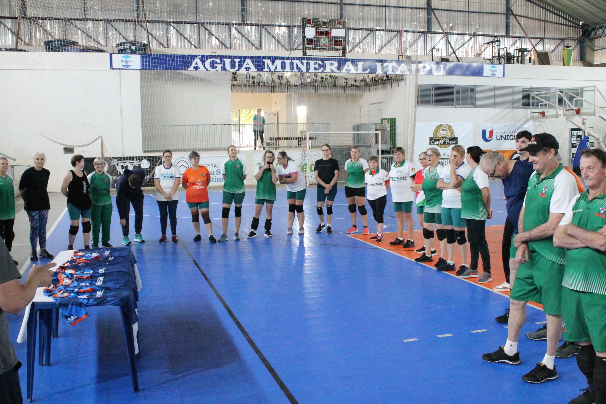 Atletas de Voleibol Gigante de Missal recebem uniformes para temporada da Liga Cresol