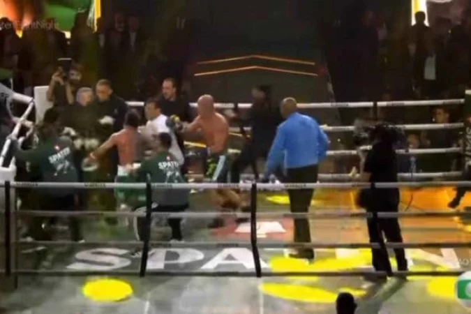 Popó vence Wanderlei Silva, e luta termina em pancadaria generalizada; 'Cachorro Louco' chega a desmaiar no ringue