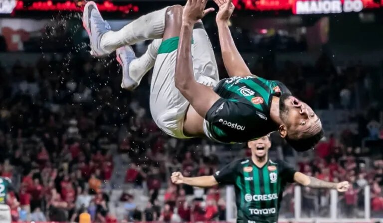 Maringá surpreende, vence o Athletico e fará 'final do interior' com o Operário