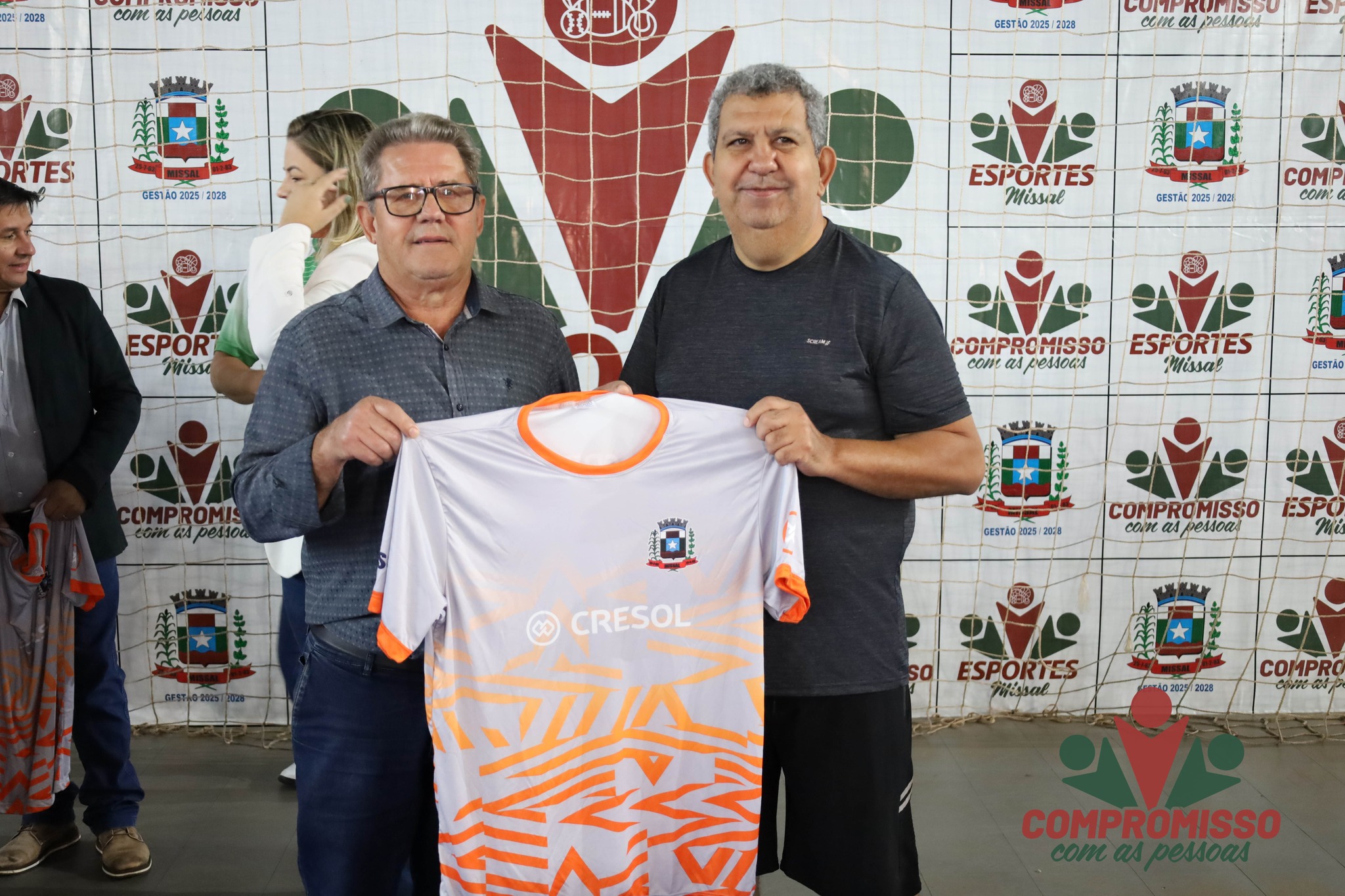 Atletas da Melhor Idade de Missal recebem uniformes da Cresol