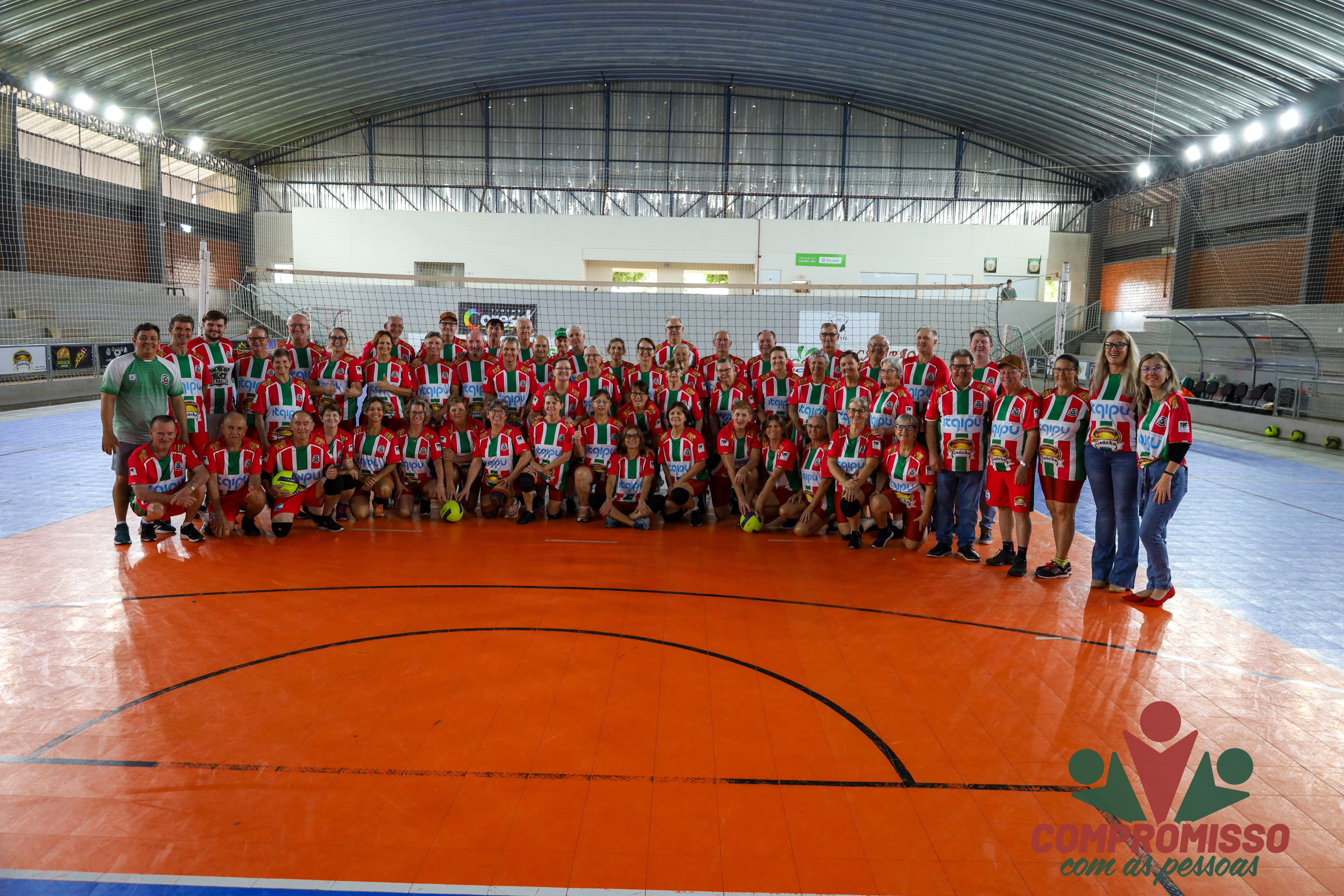 Uniformes são entregues para idosos em Missal visando a participação na Liga Cresol