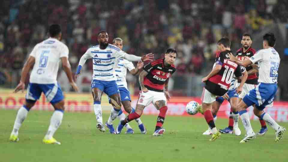 Flamengo vence Cruzeiro em jogo de protesto: "Gerson mercenário"