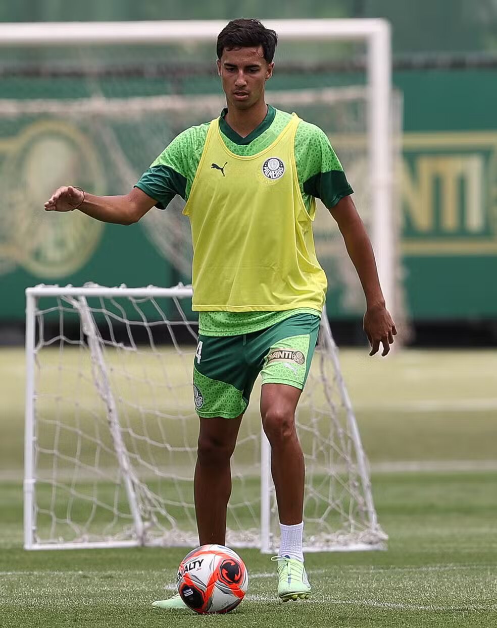 Manchester City faz proposta para contratar Vitor Reis; Palmeiras quer segurá-lo até o Mundial