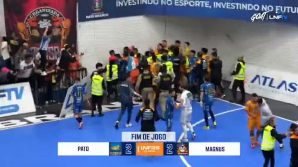 Polícia lança gás de pimenta em jogadores durante confusão em fim de partida de futsal, no Paraná