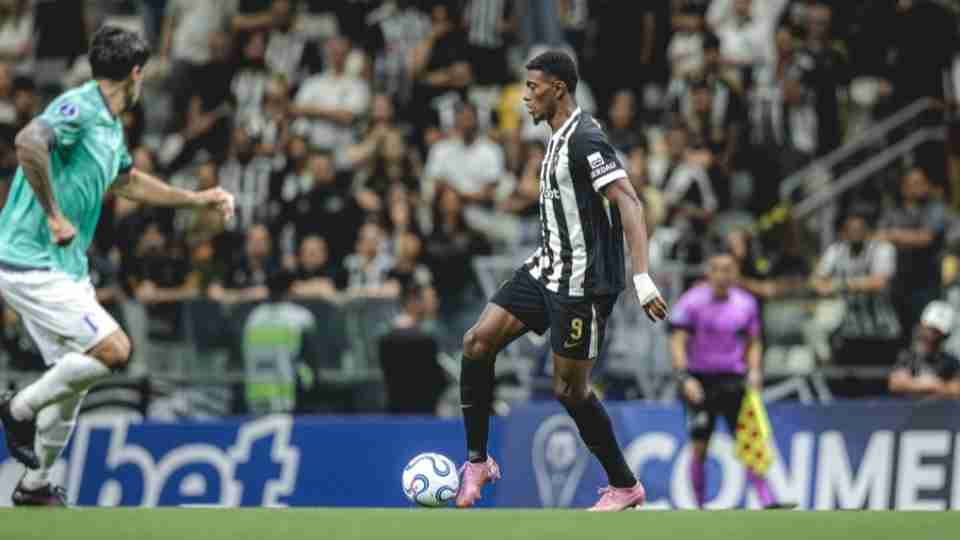 Colombiano salva, Atlético bate Juventud e respira na Sula