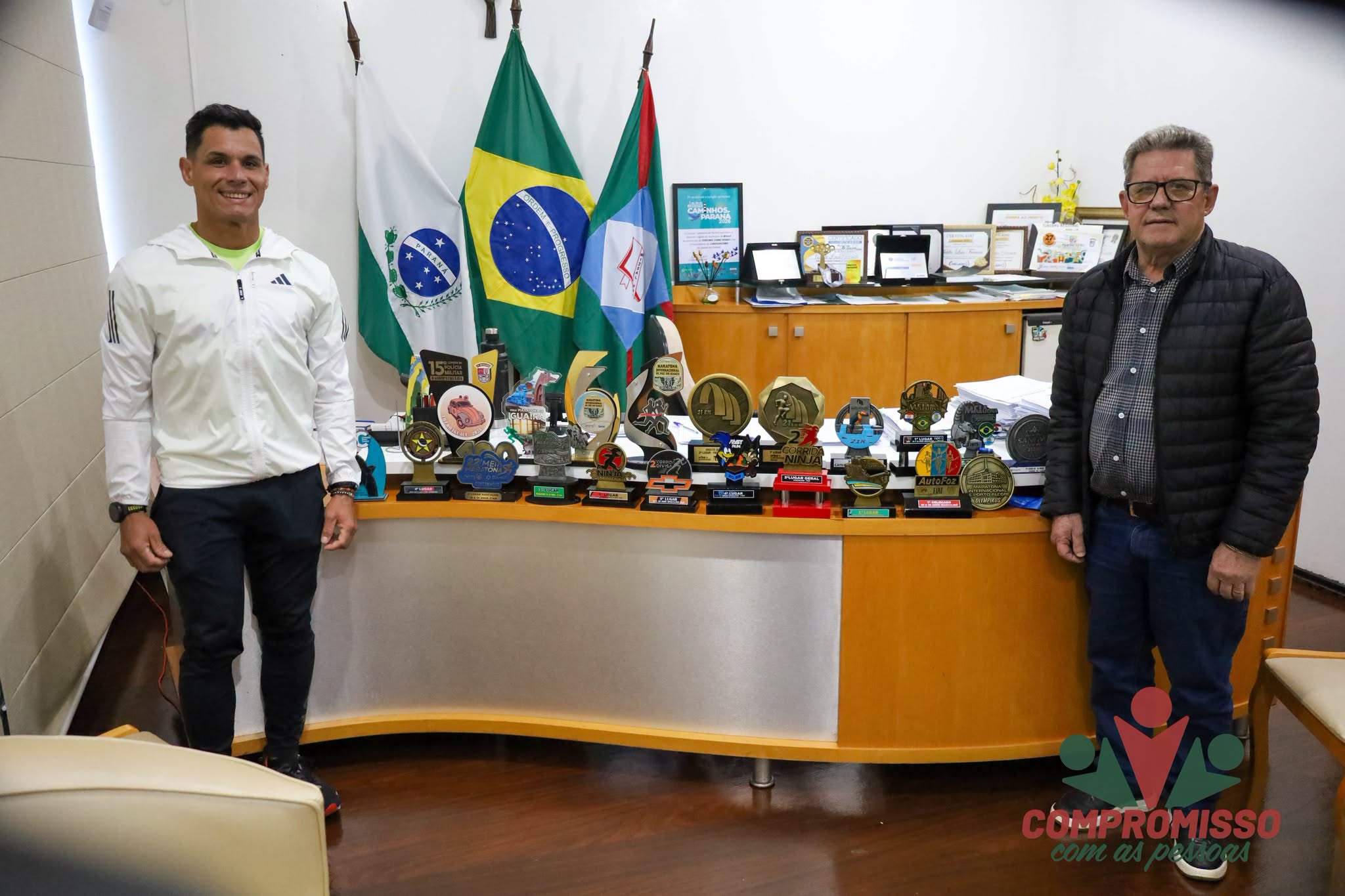 Maratonista de Missal celebra conquistas com mais de 30 troféus na galeria